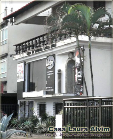 Casa de cultura e estação Laura Alvim