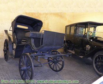 Garagem e cavalariça da casa de Rui Barbosa com seus veículos