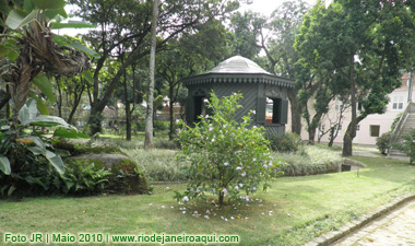 Parte dos jardins da casa de Rui Barbosa, com inspiração romantica, lagos e quiosque