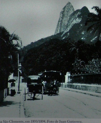 Rua São Clemente em Botafogo em 1893, mostra cenas do Rio antigo, por onde passa uma carruagem e um bonde puxado a cavalos