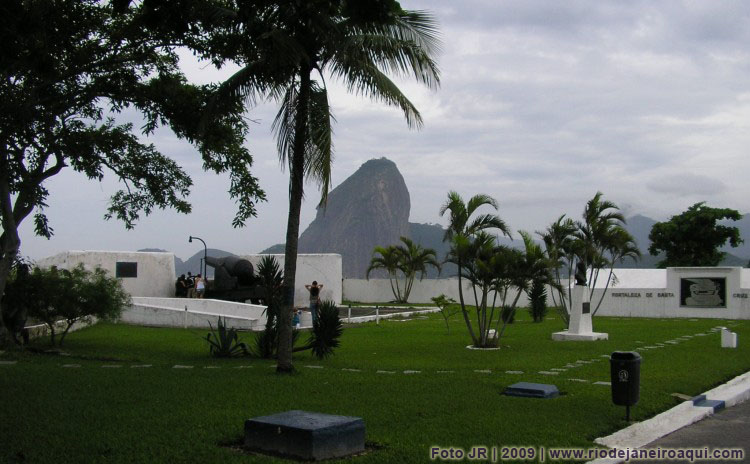 Vista de uma bateria e canhão da Fortaleza de Santa Cruz