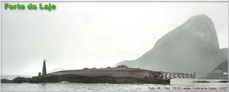 Forte da Laje do lado esquerdo e do lado direito o Forte de São João e Pão de Açucar