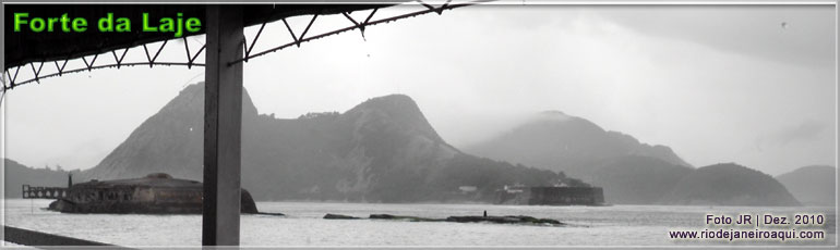 Forte da Laje visto de um saveiro em tour pela Baía de Guanabara