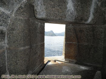 Abertura de tiro para o canhão. Ao fundo, do outro lada Baía de Guanabara, é vista a Fortaleza de Santa Cruz