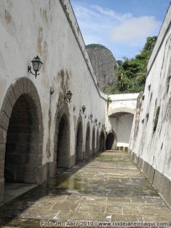 Corredor externo das bateriais da fortaleza, toda feita em pedra talhada e numerada