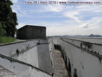 Baterias de tiro vistas de cima e também o paiol de munição, que hoje é um museu