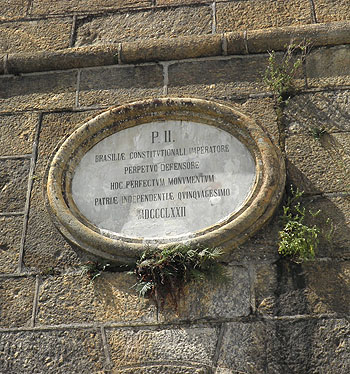 Placa sobre o pórtico e portão de entrada do Forte São João