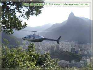 Helicóptero sobrevoando o Pão de Açucar