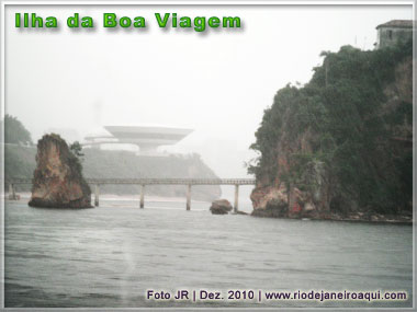 Rocha e ponte de pedestres da Ilha de Boa Viagem