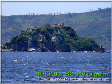 Ilha de Boa Viagem vista do mar com suas antigas construções