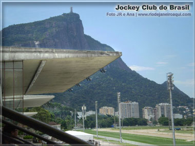 Arquibancada do Hipódromo do Jockey Club e pista de corridas de cavalos