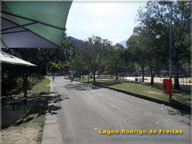 Ciclovia, pista de caminhada, jogging e quadras esportivas da lagoa rodrigo de freitas