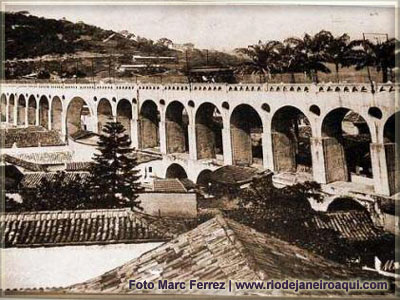 Arcos da Lapa visto com antigas casas que o rodeavam até o início do século 20