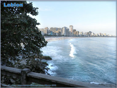 A praia vista do mirante do Leblon