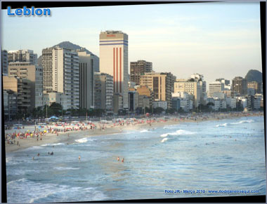 Praia do Leblon com seus edifícios à beira mar