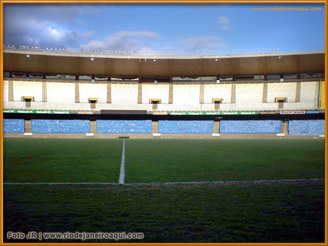 Vista do Maranã de dentro do gramado ou campo de futebol