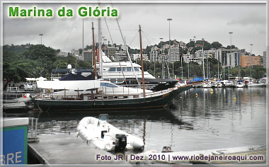 Saveiro e barco de grande porte na Marina da Glória