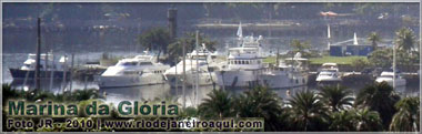Lanchas, barcos e iates ancorados na Marina da Glória