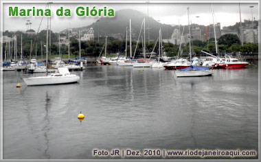 Barcos ancorados vão ficando para trás, tendo ao fundo o Outeiro da Glória