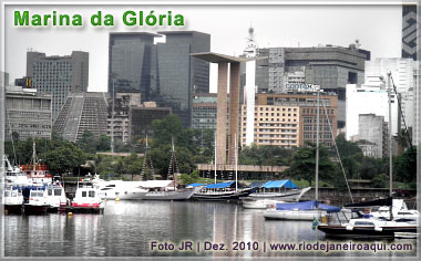 Centro da cidade visto de barco saindo da enseada da Marina da Glória