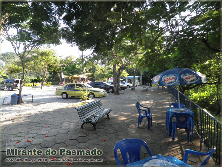 Mirante do Pasmado com estacionamento e mesas de bar