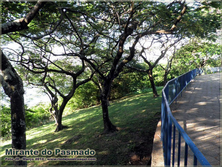 Árvores sobre um gramado verde embelezam os contornos do Mirante Morro do Pasmado