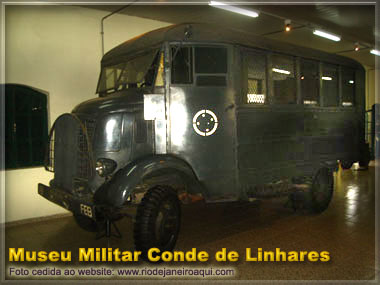 antigo caminhão de transporte militar