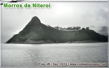 Montanha do outro lado da baía, costa de Niteroi