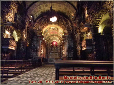 Nave central da Igreja, teto e capela mor