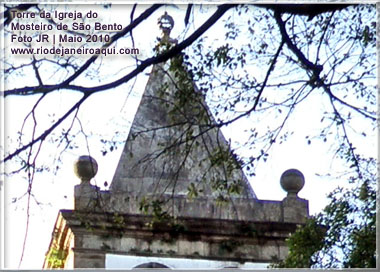 Torre da igreja com acabamento piramidal