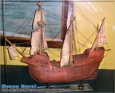 Réplica de uma caravela do século 16, exibida no Museu Naval