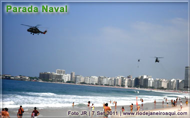 Helicópteros da Marinha Brasileira sobrevoam a praia de Copacabana