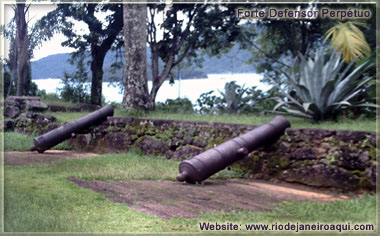 Canhões do Forte Defensor Perpétuo miram o mar