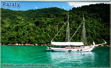 Saveiro no mar próximo à Paraty