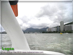 Lagoa Rodrigo de Freitas fotografada de dentro de um bote pedalinho