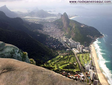 Vista de cima da Pedra da Gávea, que se localiza no Parque Nacional da Floresta da Tijuca