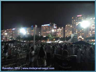 Reveillon em Copacabana | Multidão na praia espera chegada de 2011