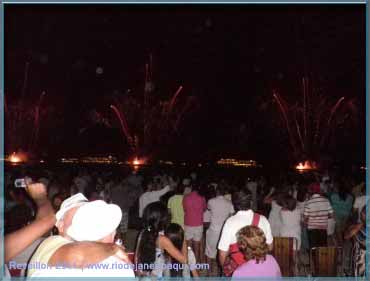 Fogos lançados de muitas balsas encantaram a passagem de Ano Novo e reveillon em Copacabana