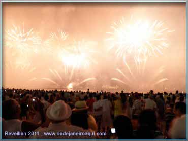 Queima de fogos na praia | Em alguns instantes o céu se iluminava completamente