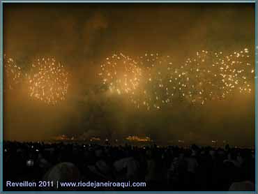 Brilho dos fogos iluminavam a noite durante a queima de fogos na praia