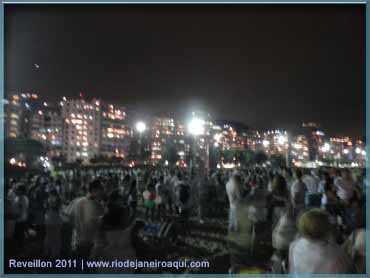 Reveillon em Copacabana | Povo na praia aguarda queima de fogos na praia na chegada de 2011