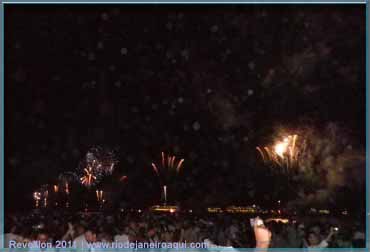 Reveillon em Copacabana 2010 para 2011 | Muitos fogos são lançados simultaneamente das balsas