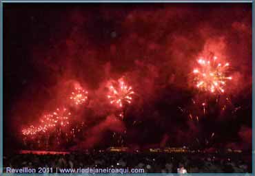 Queima de fogos na praia de Copacabana encanta os assistentes