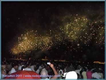 Queima de fogos na praia | Milhares de pontos incandescentes iluminam o céu