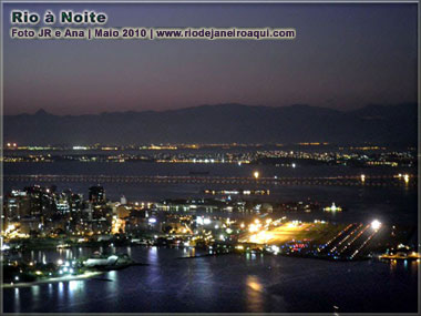 Vista noturna do Rio de Janeiro, com aeroporto Santos Dumont, centro da cidade e ponte Rio Niteroi 