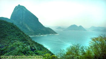 Mar, Pão de Açucar e montanhas do Rio visto do caminho do Forte do Leme