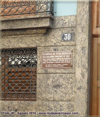 Placa na porta da casa onde morou o pintor Vitor Meirelles