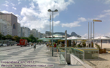 Entrada dos banheiros subterrâneos perto dos quiosques da praia