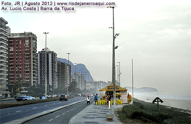 Av. Lúcio Costa com quiosques e ciclovia