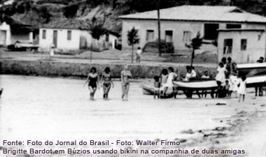 Brigitte Bardot caminhando na praia, em Búzios